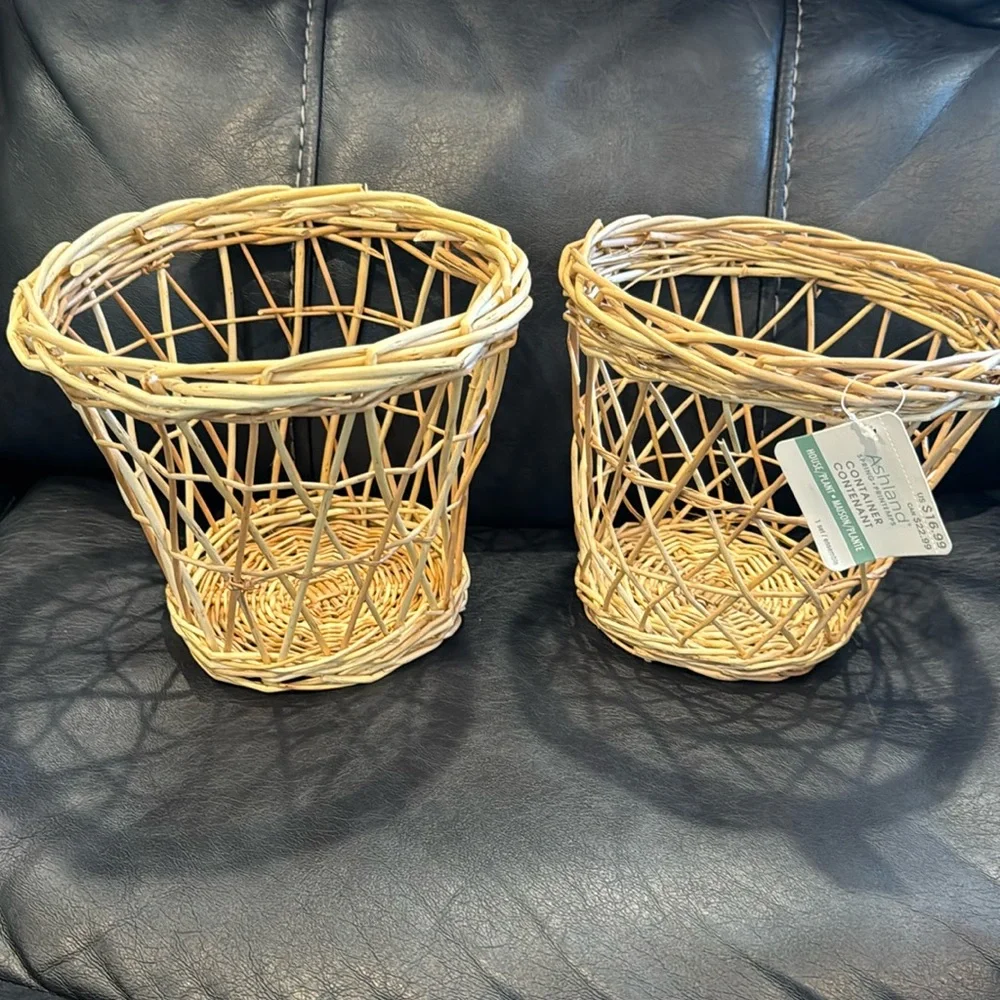 2 small baskets. Can be used for anything! Plants, garbage pail, gift basket!